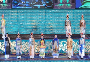 L’ao dai, la danse et la musique font leur festival à Huê