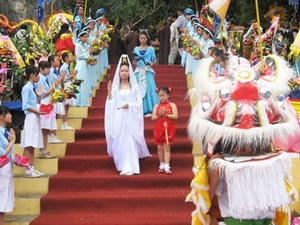 La fête Quan The Am à Thua Thien-Hue