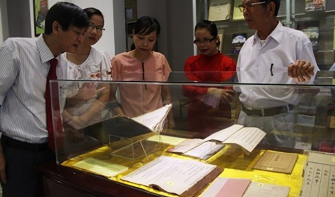 Exposition de livres sur la culture et l'histoire de Hue