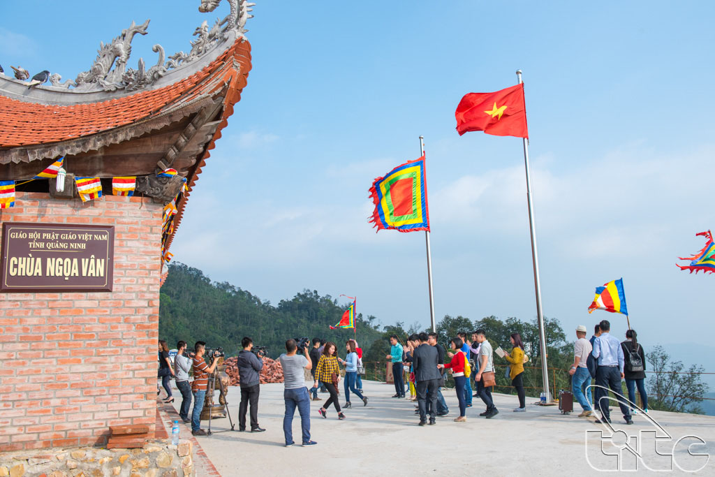 Đoàn khảo sát tham quan di tích chùa Ngọa Vân