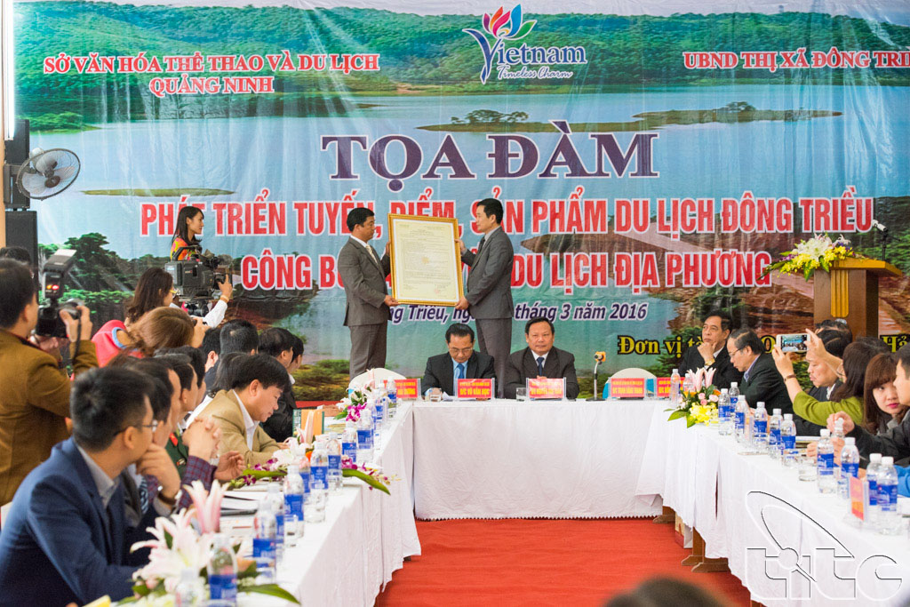 Lãnh đạo Sở VH-TT&DL Quảng Ninh trao Quyết định công nhận 14 điểm du lịch và 4 tuyến du lịch của thị xã Đông Triều