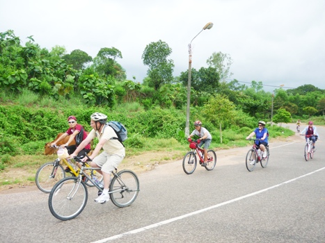 Hue : Circuits à vélo attire l’attention des touristes occidentaux