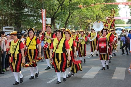 Echasses: une fête de rue attendue et intéressante du Festival de Huê 2014 