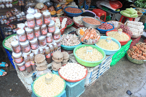 Les marchands de sable du marché de Bà Hoa 
