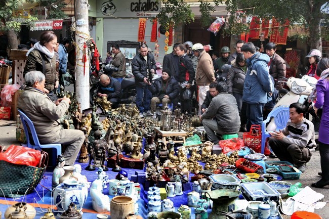 Le marché des antiquités de la rue Hàng Ma