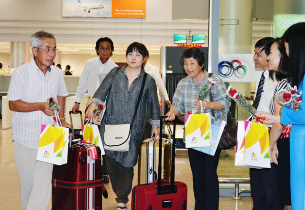 Dà Nang accueille les touristes sur le premier vol Narita - Dà Nang