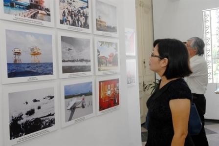 Présentation de documents et de photos sur Hoang Sa et Truong Sa 
