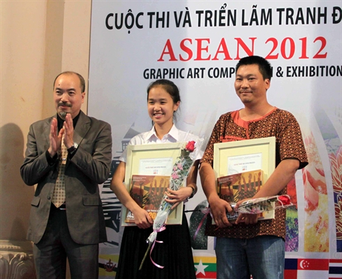 Exposition de peintures de l'ASEAN à Hanoi
