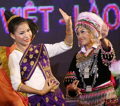 Échanges artistiques Vietnam-Laos à Diên Biên
