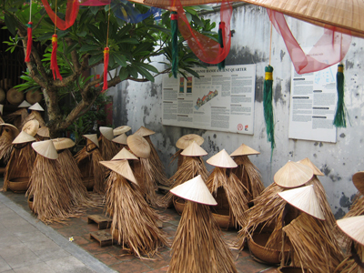 L’art d’installation des produits de villages de métier traditionnels présenté à Hanoi