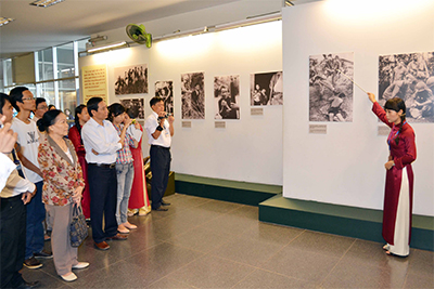 De futurs guides touristiques mis en situation dans un musée à Hô Chi Minh-Ville