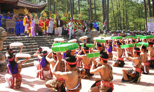 Des Viêt kiêu retournent au pays pour participer à la Fête des Rois Hùng 