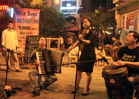 Gambade avec la musique de rue dans le Vieux quartier de Hanoi