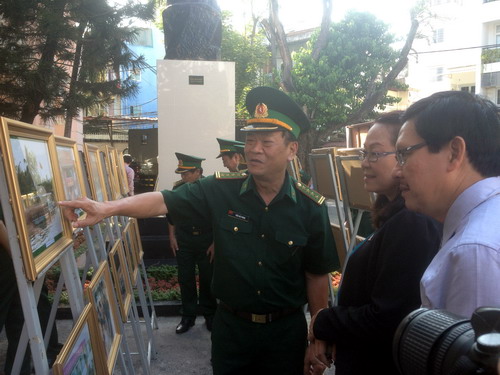 Exposition photographique sur les gardes-frontières à Hô Chi Minh-Ville 