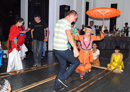 Thử nghiệm biểu diễn nhạc cụ và múa dân tộc phục vụ du khách