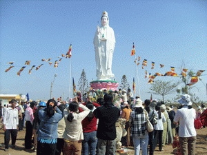 Nhiều phật tử về dự Lễ Quán âm Phật đài Nam Hải