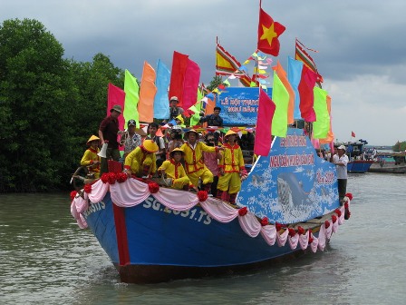 Về tỉnh Trà Vinh vui đón lễ hội cúng biển Mỹ Long