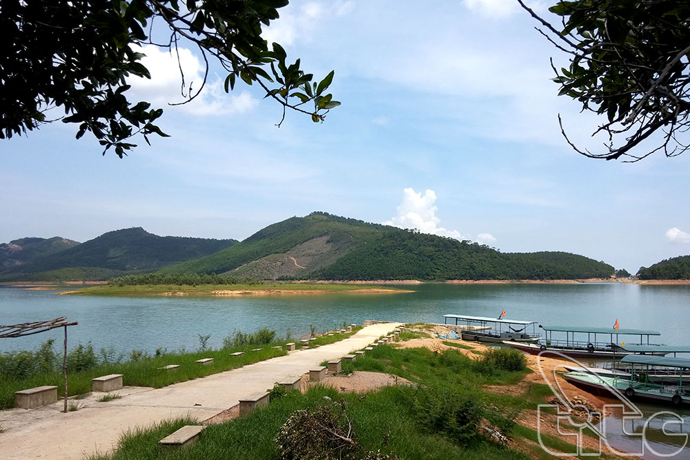 Hồ Yên Lập - Chùa Lôi Âm (Quảng Ninh) (Ảnh: Huy Hoàng)